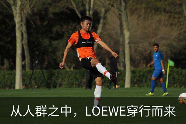 从人群之中，LOEWE穿行而来